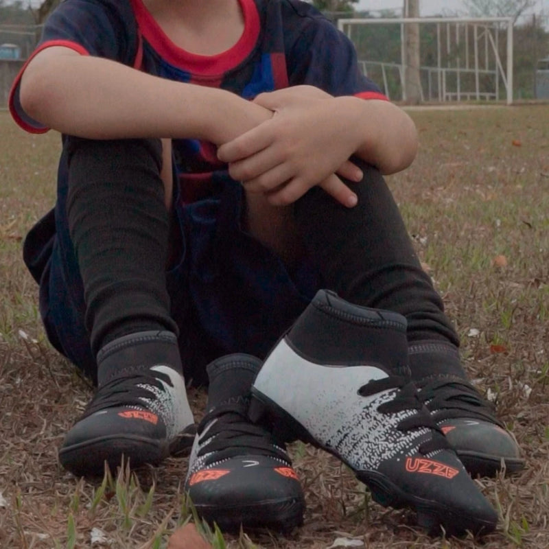 Chuteira Campo Infantil Cano Alto Uzze Sport + Meião + Caneleira + Mochila e Relógio